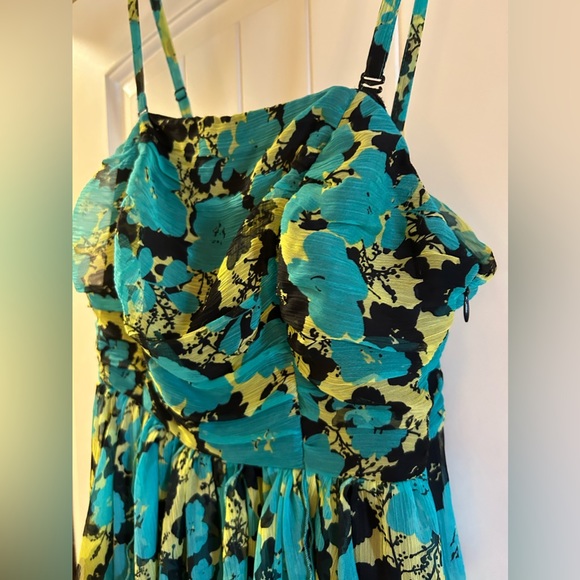 Kensie Formal Handkerchief Dress Straps/Strapless.  Size 4. - Picture 2 of 7